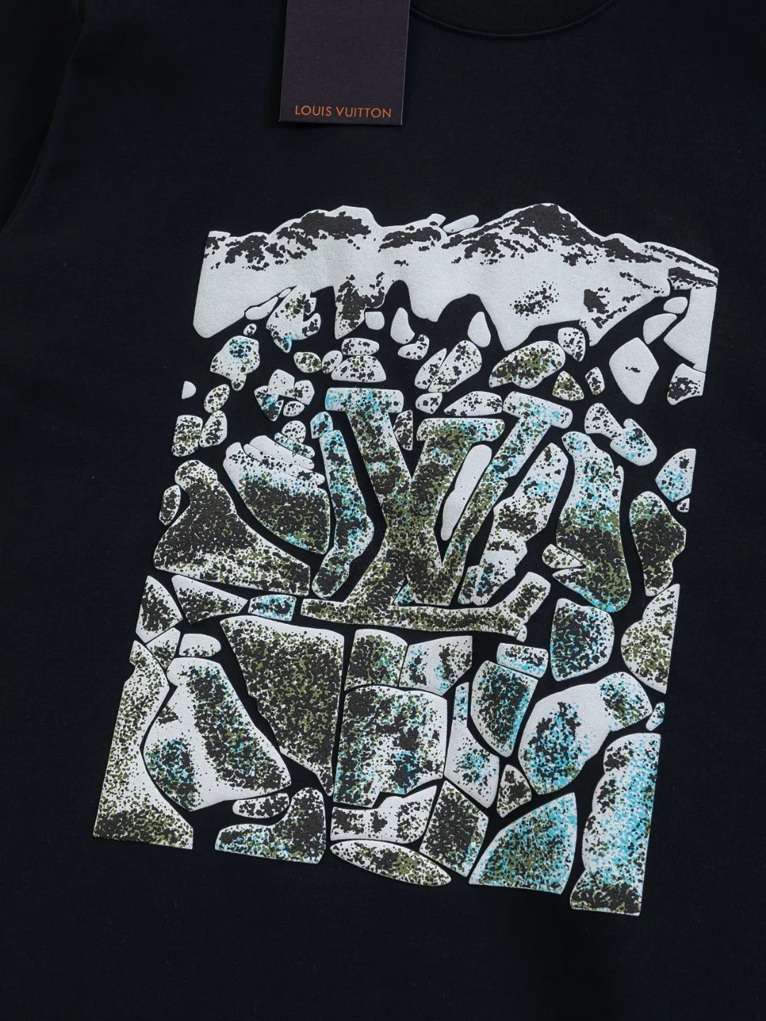 🅿️190 Louis Vuitton 1V LV lv slightly wide version S-XL LV 26ss new products are available at counters at the same time. Multiple craftsmanship Snow Mountain🏔️Ski⛷️Flocked Foam Print Ski⛷️ series T-shirts, the front foam print combines snow mountains, forests and abstract cracks, with the LV logo hidden, full of artistic sense. Round neck short-sleeved T-shirt, same style for men and women! Consigned to one-to-one creation. Synchronized with the official website, pure cotton fabrics at the counter! It is close to the skin and comfortable, durable and easy to wear. It has a classic and simple logo design and meticulous original craftsmanship. Short-sleeves, a must-have item for men, do not appear to be the same for the general public, but must be unique and eye-catching. This LV short-sleeve is all about quality, comfort, the same shape and fashion as always, including fabrics and cutting techniques. All of them have been made with great effort! 320 grams of washed pure cotton fabric, pure cotton is breathable, very refreshing and comfortable for daily wear. The rib knitting on the neckline is smooth and tight, and the neckline will not be skewed if you toss it at will. The loose version, you will find that it looks really good on the upper body. The overall is minimalist and neat, super versatile for daily use! Pair it casually with a pair of pants for a youthful look. A T-shirt will make your outfit crazy. It is a fashionable item that can never go wrong! Color: Black White Size: S-XL Size chart: S: Shoulder width 50-Bust 56-Length 70 M: Shoulder width 52-Bust 57-Length 72 L: Shoulder width 54-Bust 59-Length 74 XL: Shoulder width 56-Bust 62-Length 76